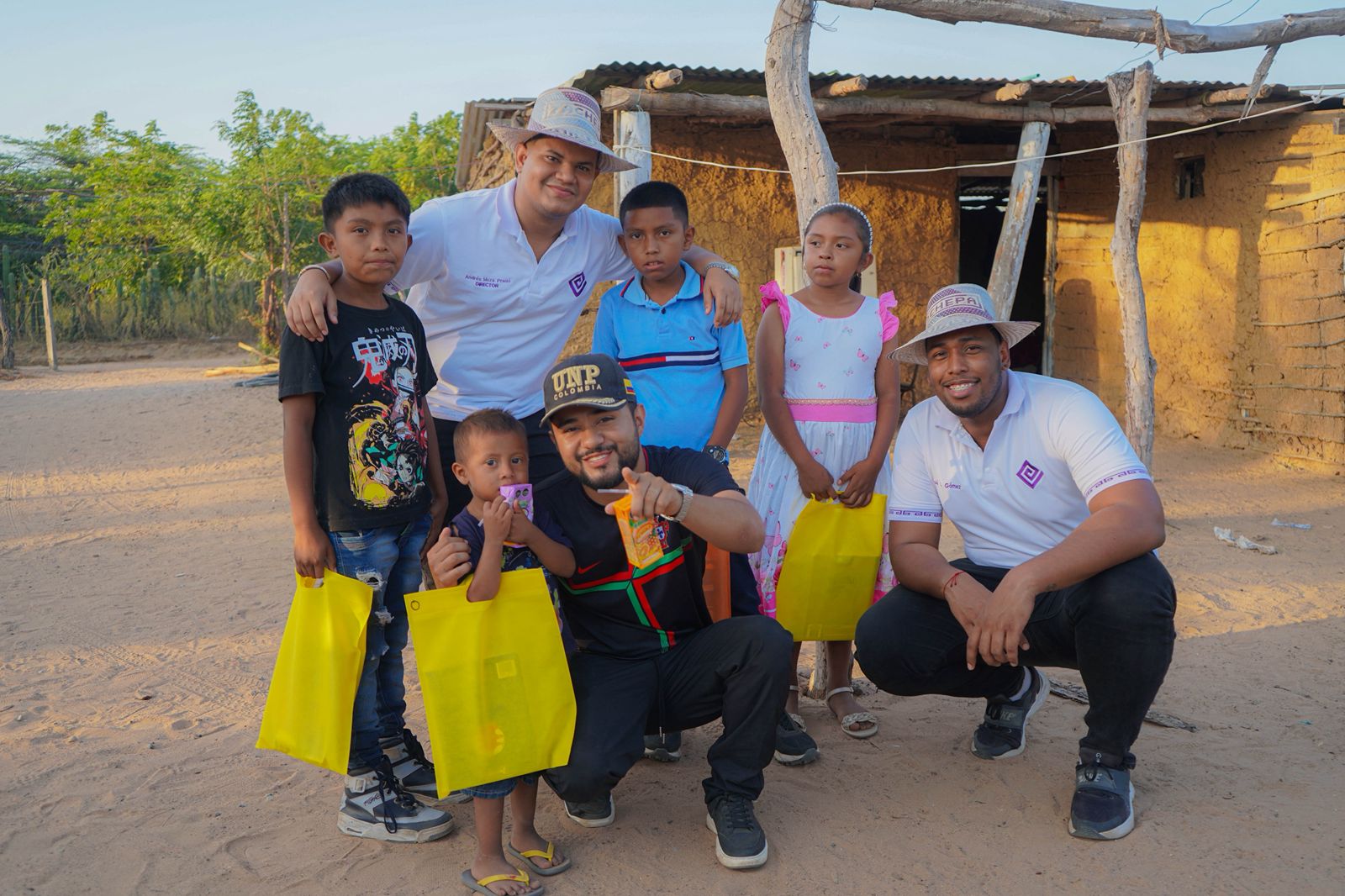 entrega de utiles a niños 